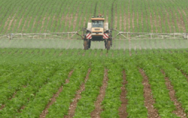 Picture of a Tractor fertilizing