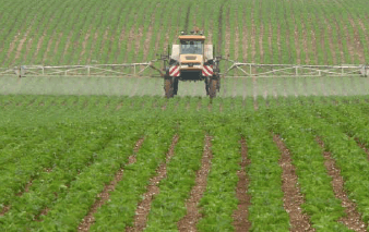 Picture of a Tractor fertilizing